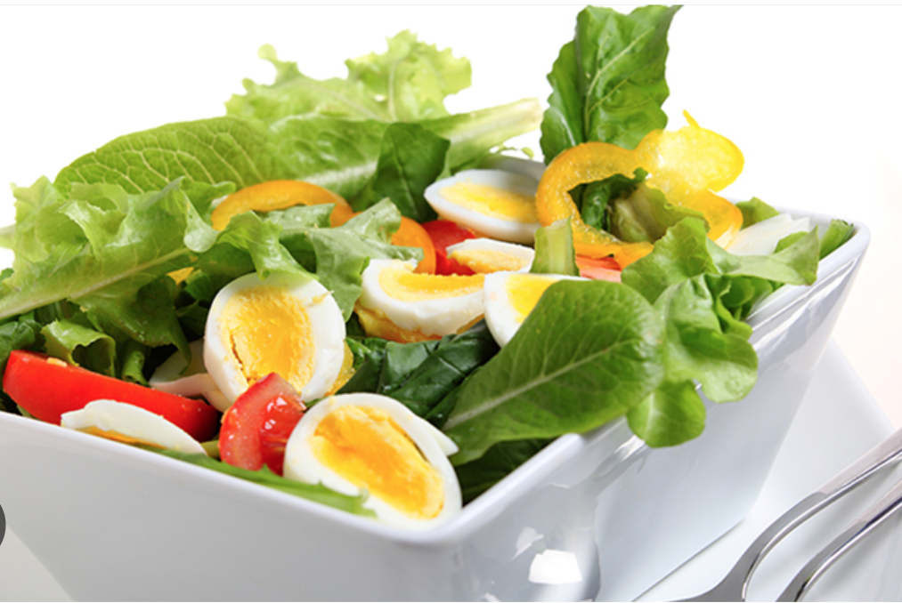 Ensalada con huevo duro, jamón de york y 1 tajada de sandia amarilla.